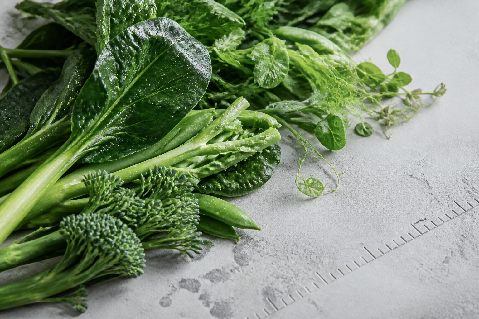 新鲜绿色叶菜与茎秆的材质画面